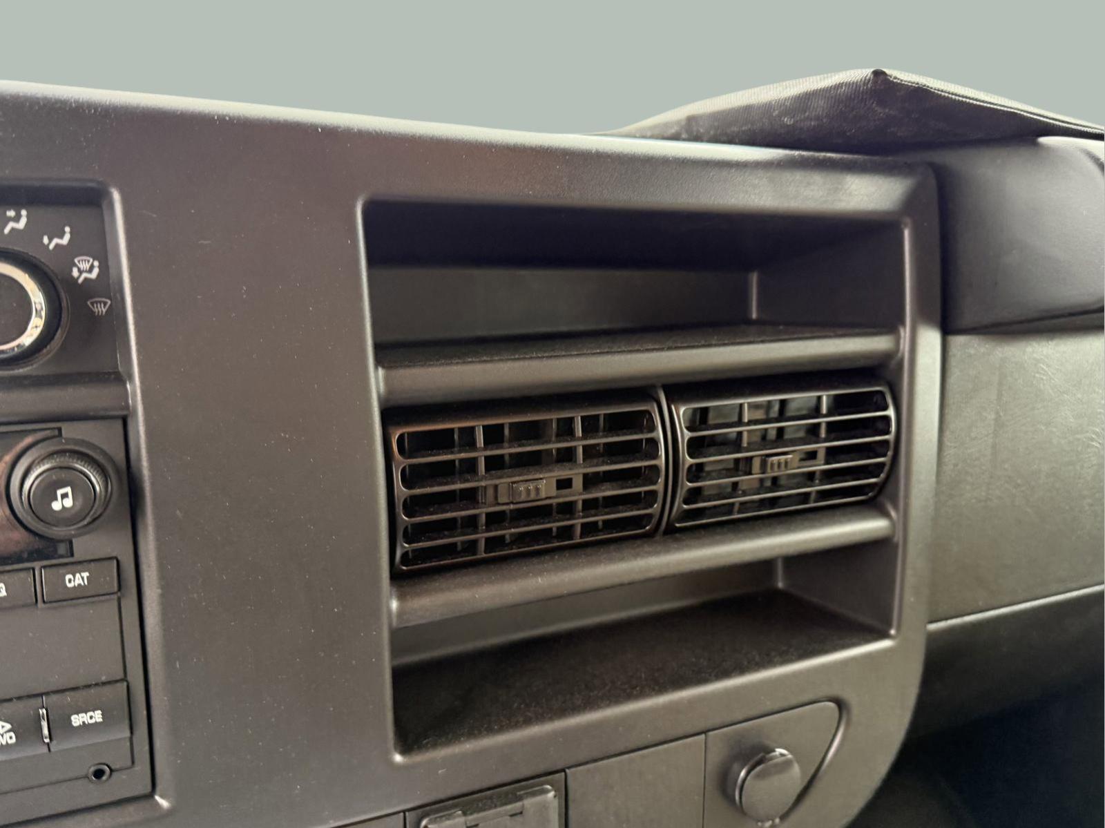 2024 Chevrolet Express Cutaway 3500 Vehicle Photo in GEORGETOWN, TX 78626-7508