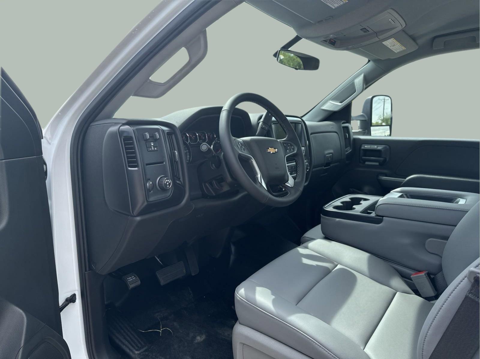 2024 Chevrolet Silverado 5500 HD Vehicle Photo in GEORGETOWN, TX 78626-7508