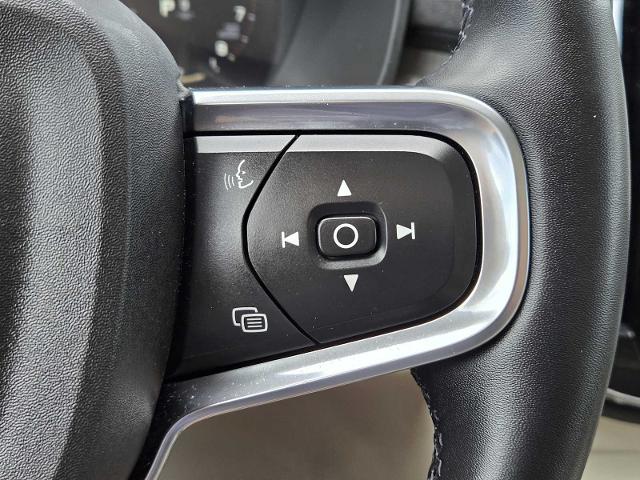 2022 Volvo XC40 Vehicle Photo in DENTON, TX 76210-9321