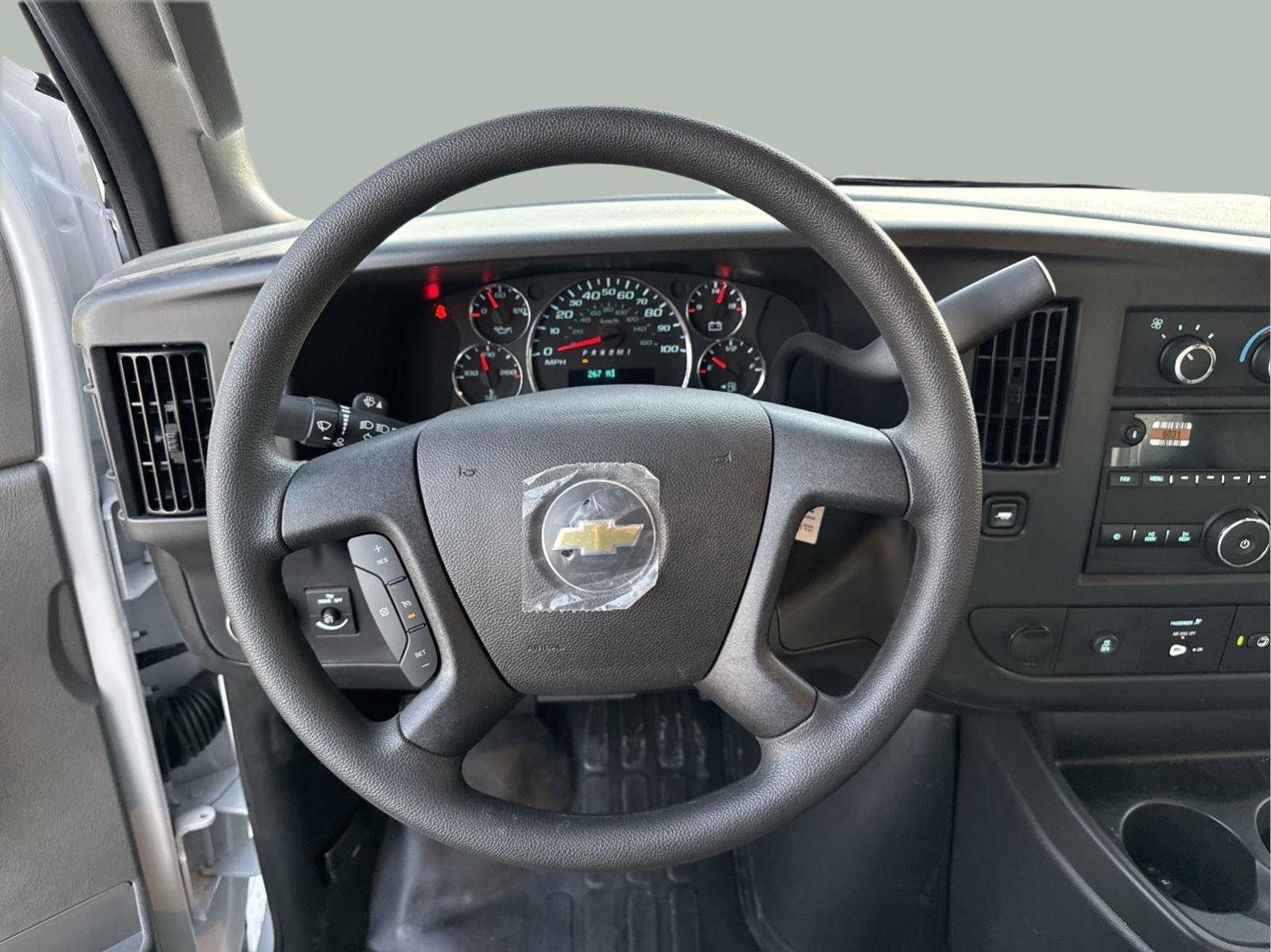 2024 Chevrolet Express Cutaway 3500 Vehicle Photo in GEORGETOWN, TX 78626-7508