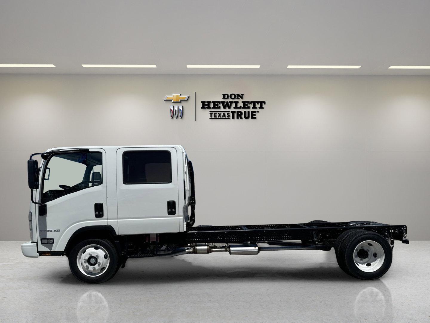 2025 Chevrolet Low Cab Forward 5500 XG Vehicle Photo in GEORGETOWN, TX 78626-7508
