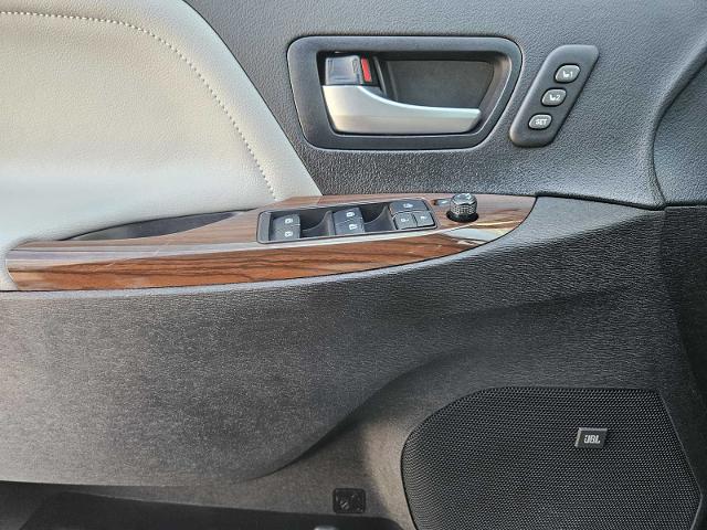 2020 Toyota Sienna Vehicle Photo in FORT WORTH, TX 76132