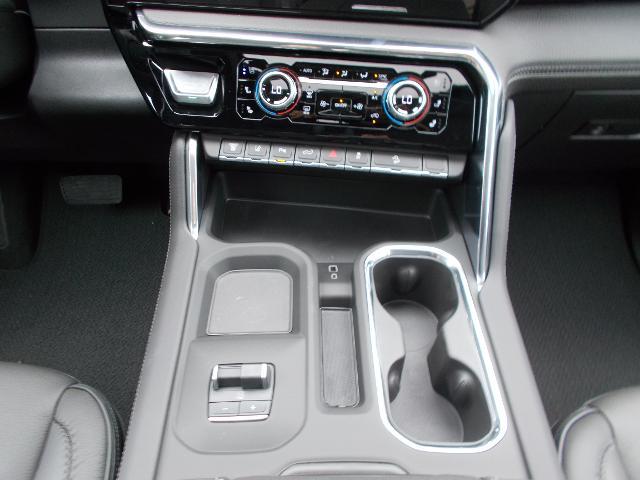 2025 GMC Sierra 2500 HD Vehicle Photo in LOWELL, MA 01852-4336