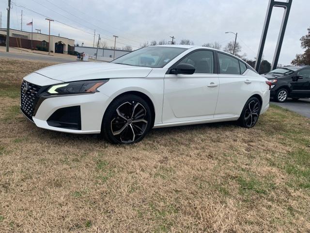 2023 Nissan Altima SR photo 4