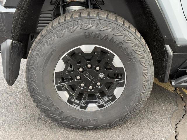 2024 GMC HUMMER EV SUV Vehicle Photo in COLUMBIA, MO 65203-3903