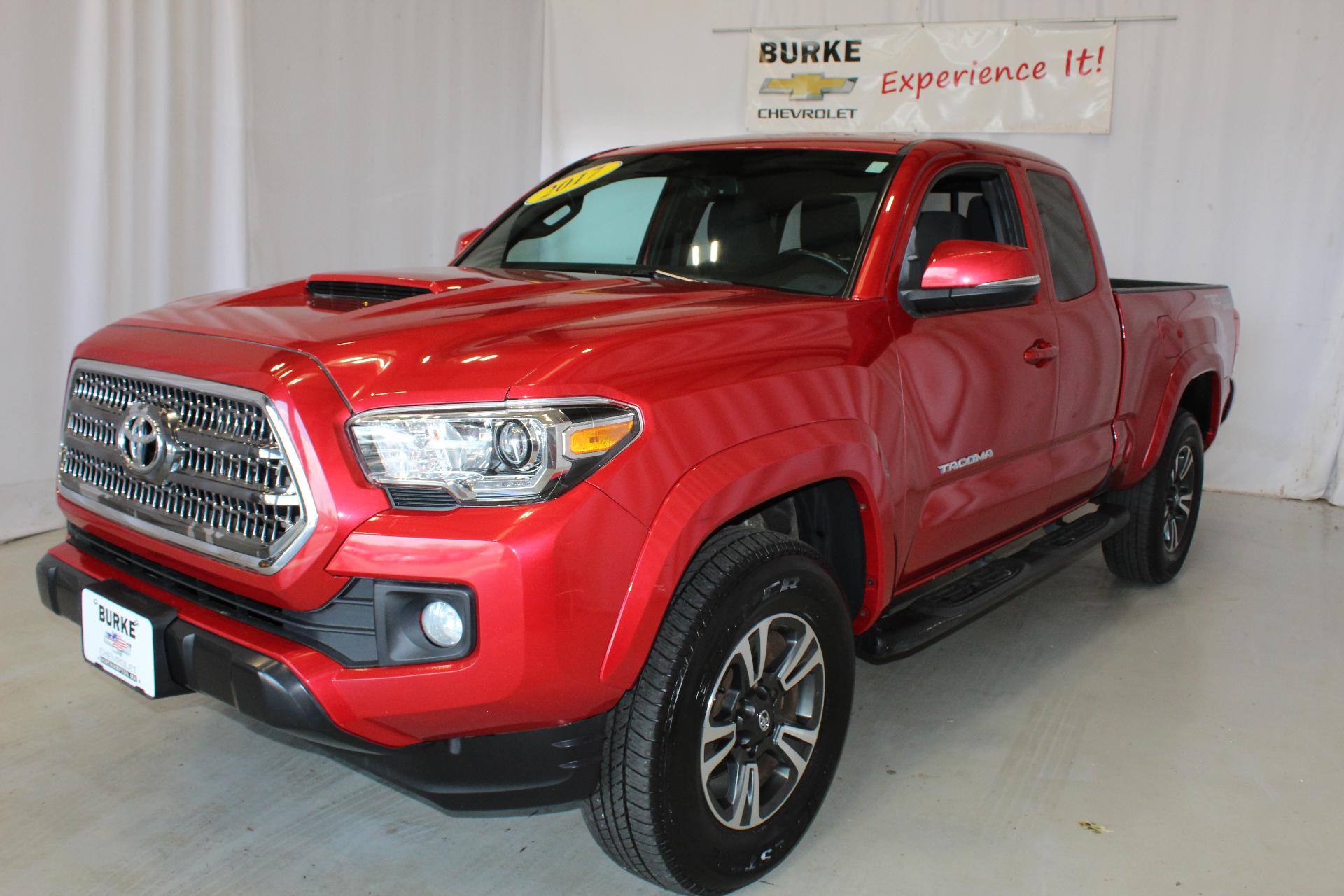 2017 Toyota Tacoma Vehicle Photo in NORTHAMPTON, MA 01060-1120