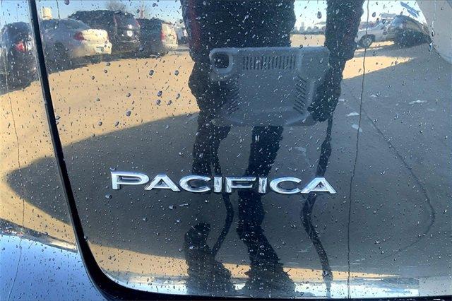 2022 Chrysler PACIFICA Vehicle Photo in TOPEKA, KS 66609-0000