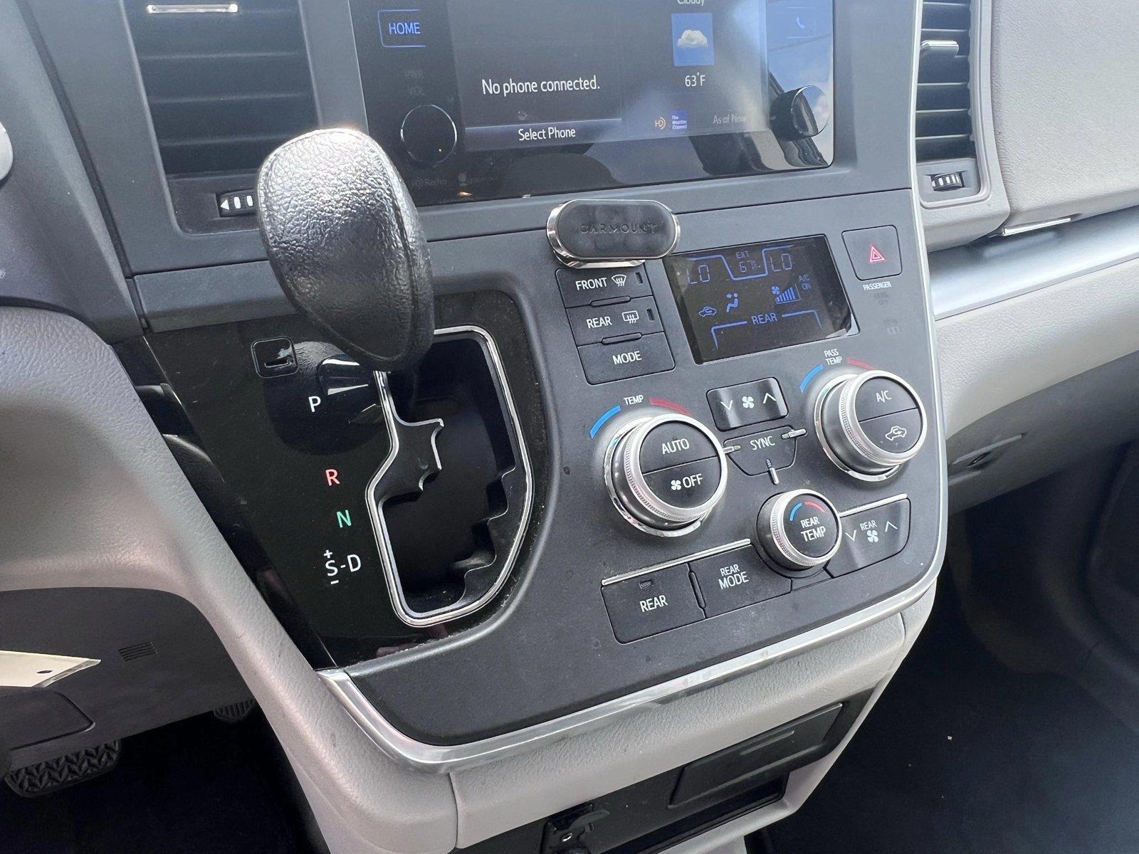 2015 Toyota Sienna Vehicle Photo in Santa Clarita, CA 91355