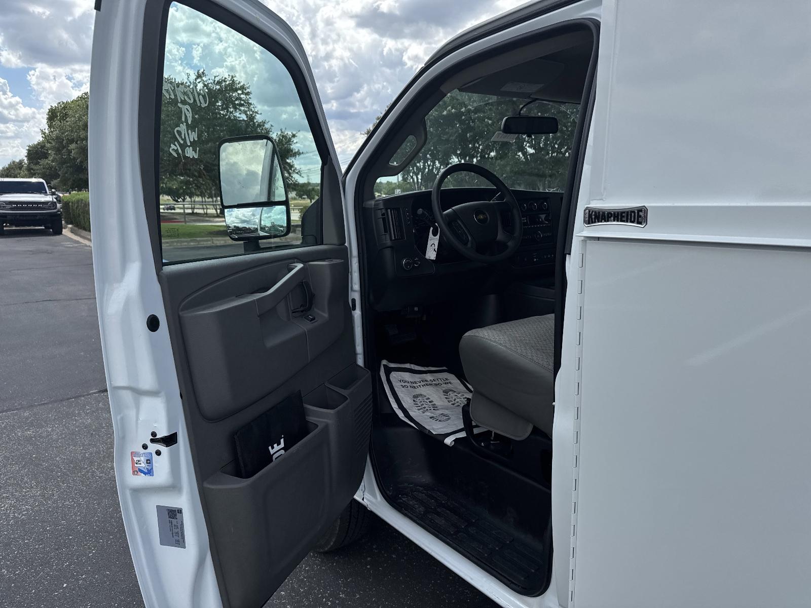 2025 Chevrolet Express Cutaway 3500 Vehicle Photo in GEORGETOWN, TX 78626-7508