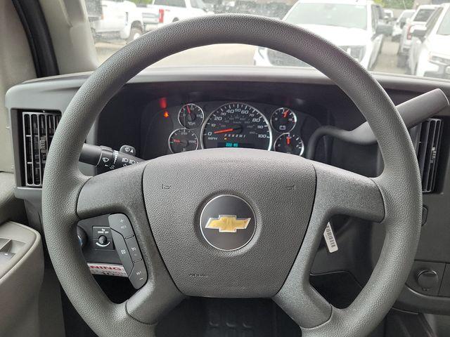 2024 Chevrolet Express Cutaway 3500 Vehicle Photo in DANBURY, CT 06810-5034