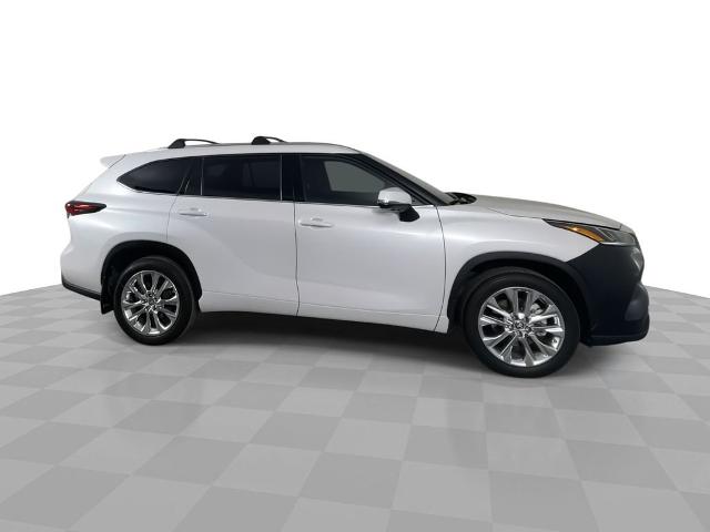 2024 Toyota Highlander Vehicle Photo in GILBERT, AZ 85297-0402