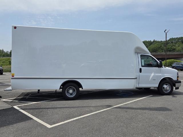 2025 Chevrolet Express Cutaway 3500 Vehicle Photo in GARDNER, MA 01440-3110