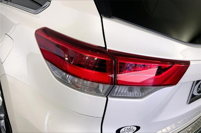 2017 Toyota Highlander Vehicle Photo in Lees Summit, MO 64086