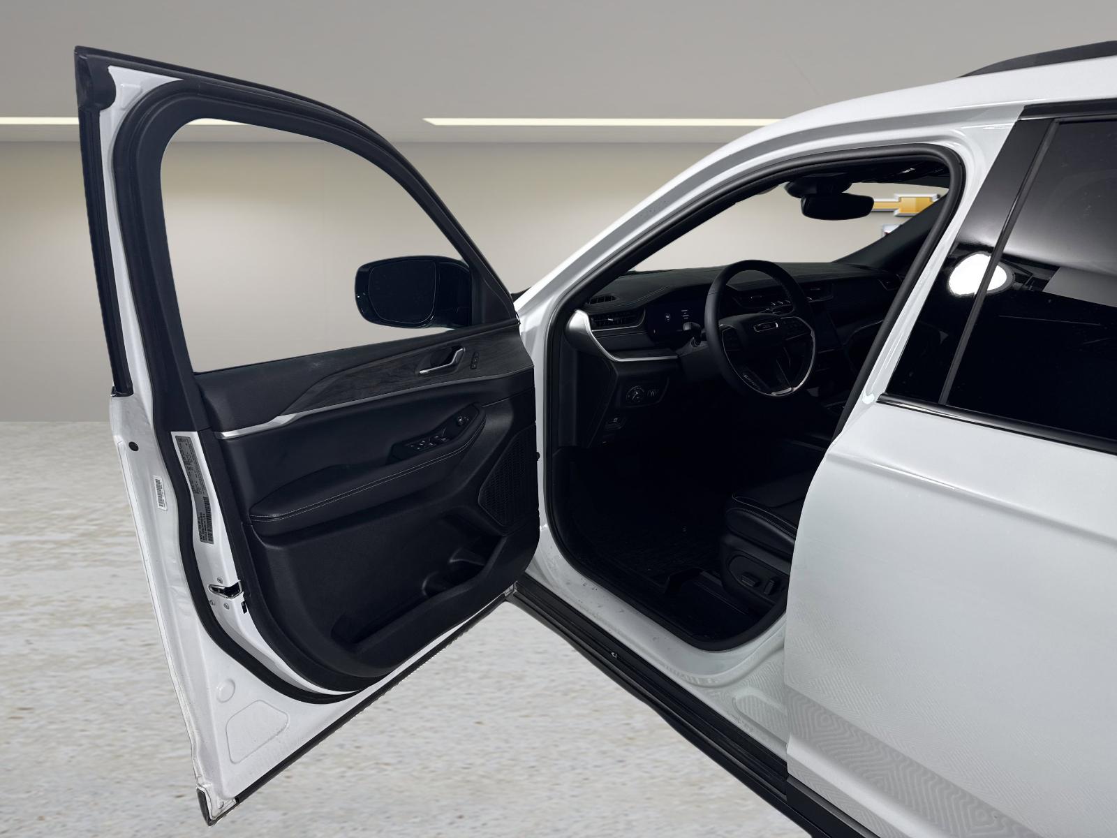 2024 Jeep Grand Cherokee L Vehicle Photo in GEORGETOWN, TX 78626-7508