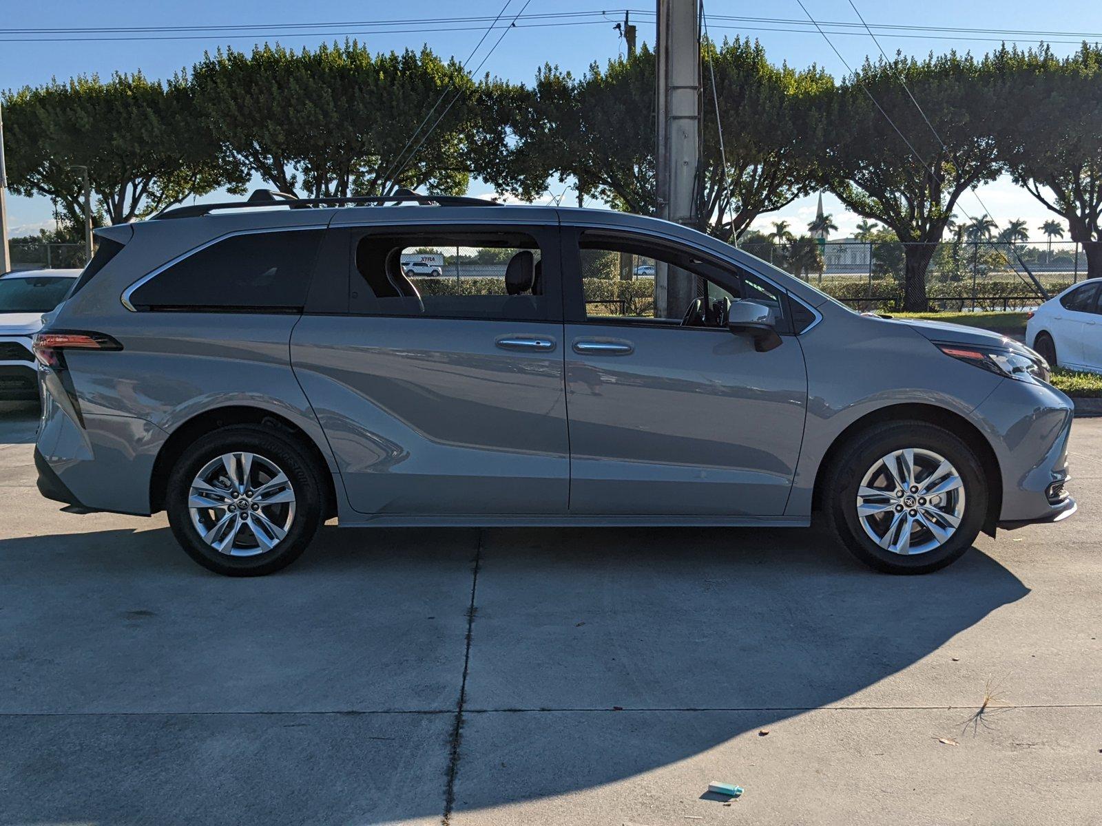 2022 Toyota Sienna Vehicle Photo in Davie, FL 33331