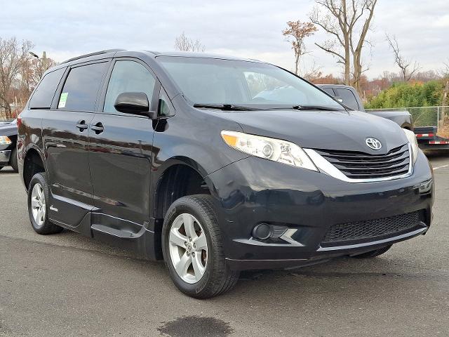 2017 Toyota Sienna Vehicle Photo in TREVOSE, PA 19053-4984