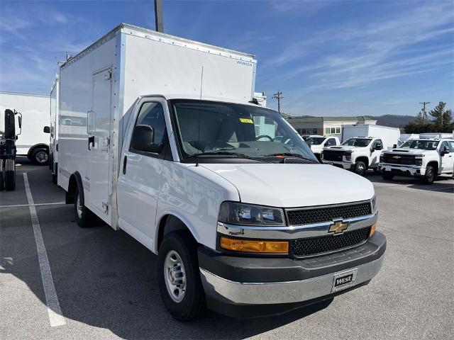 2024 Chevrolet Express Cutaway 3500 Vehicle Photo in ALCOA, TN 37701-3235