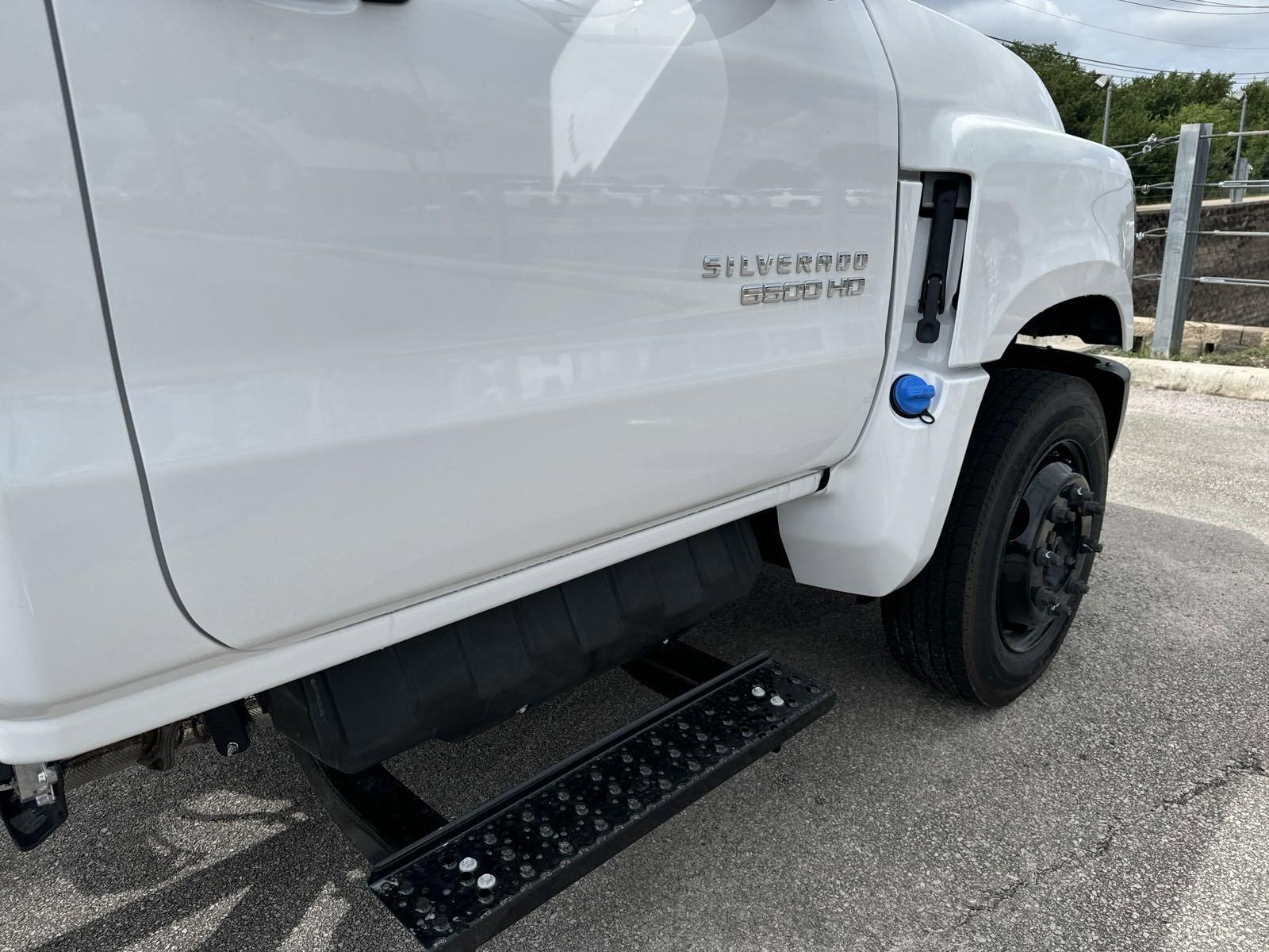 2024 Chevrolet Silverado 6500 HD Vehicle Photo in GEORGETOWN, TX 78626-7508
