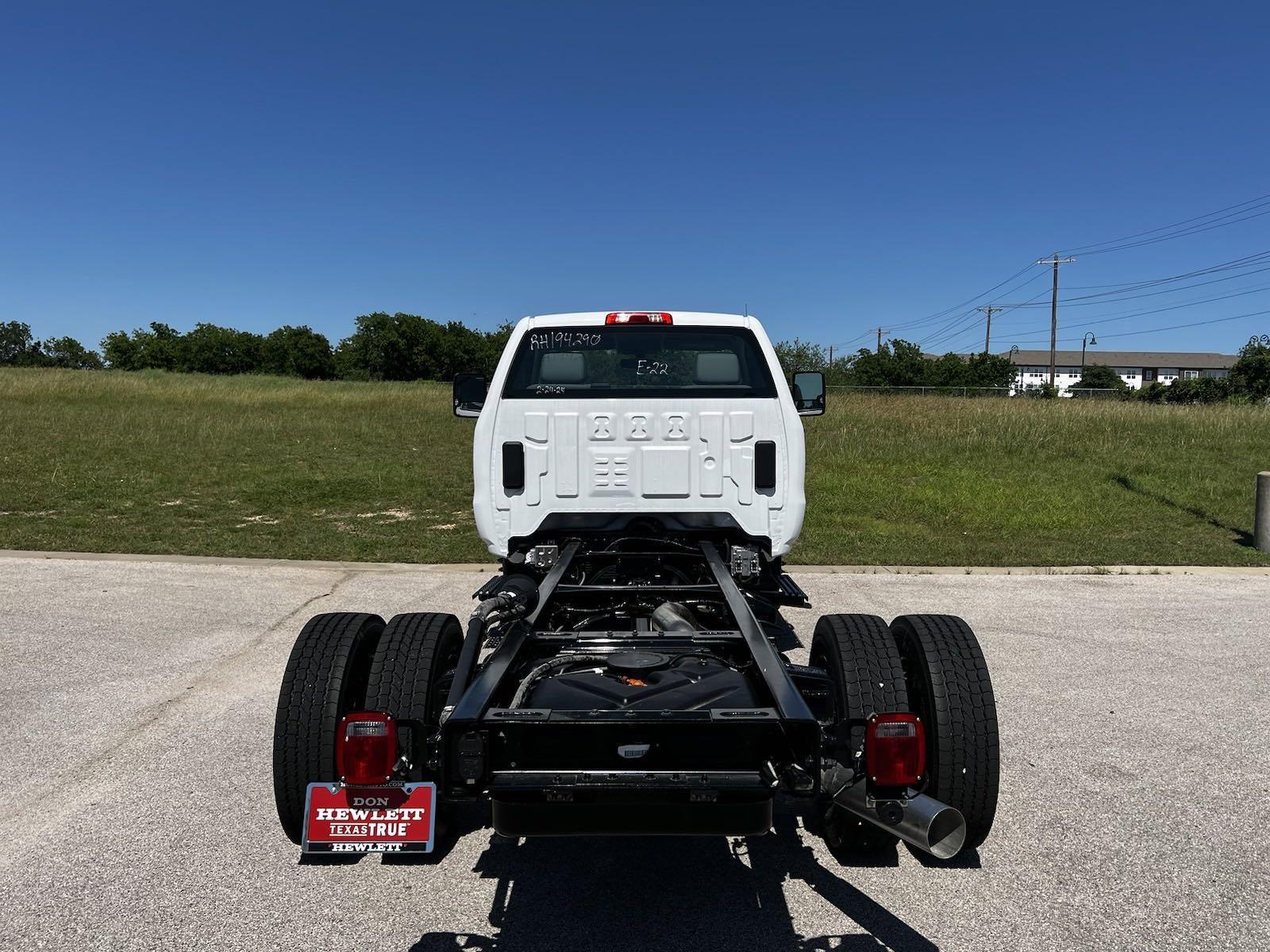 2024 Chevrolet Silverado 5500 HD Vehicle Photo in GEORGETOWN, TX 78626-7508