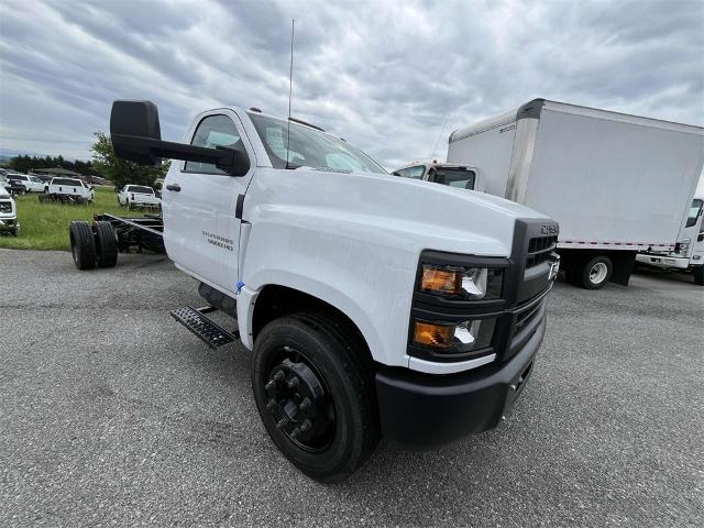 2023 Chevrolet Silverado 5500 HD Vehicle Photo in ALCOA, TN 37701-3235