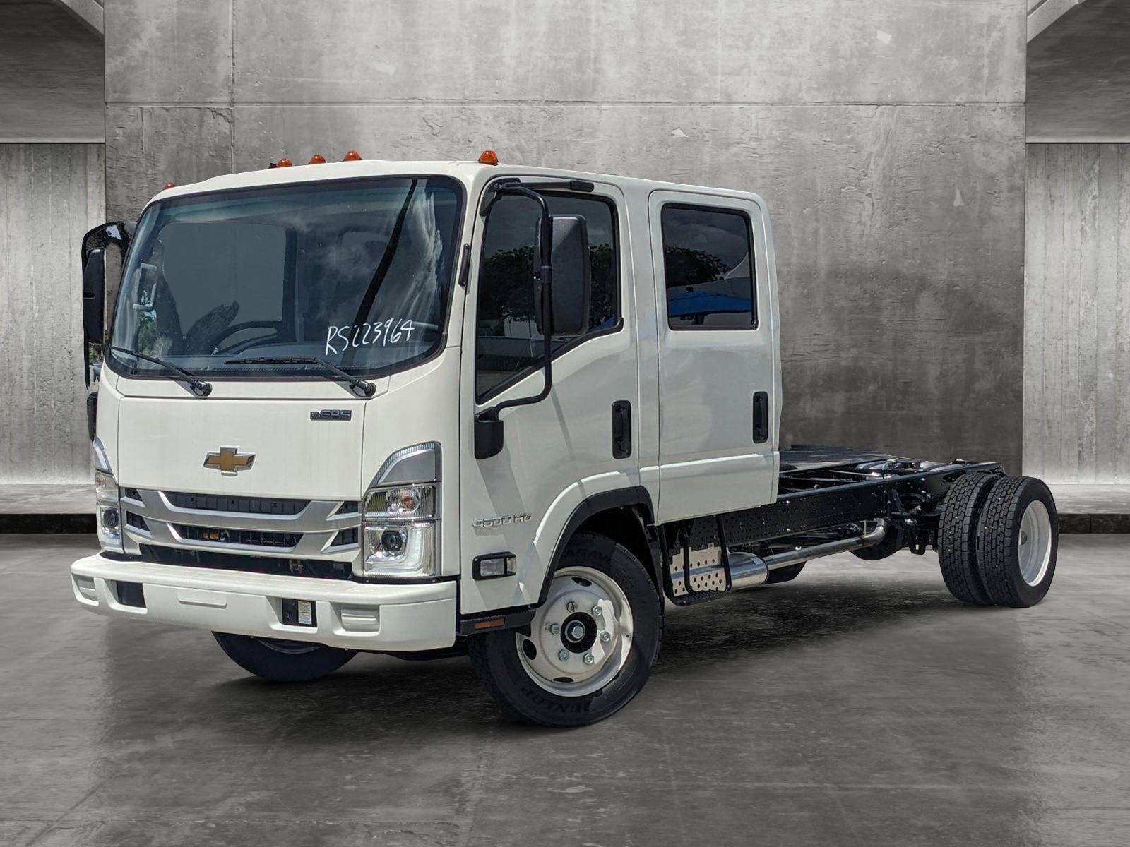 2024 Chevrolet Low Cab Forward 4500 Vehicle Photo in GREENACRES, FL 33463-3207