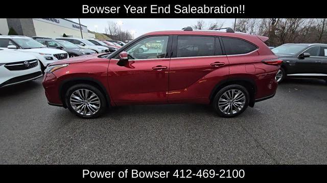 2021 Toyota Highlander Vehicle Photo in Pleasant Hills, PA 15236