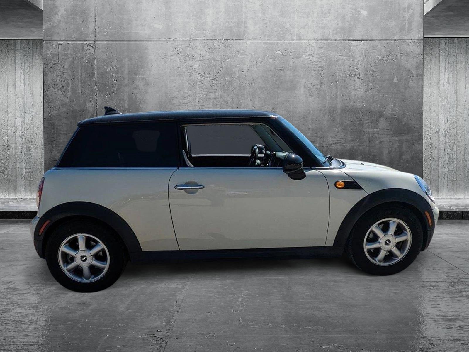 2009 MINI Cooper Hardtop 2 Door Vehicle Photo in Jacksonville, FL 32256