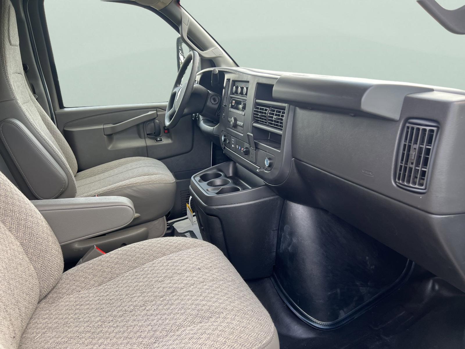 2025 Chevrolet Express Cutaway 3500 Vehicle Photo in GEORGETOWN, TX 78626-7508