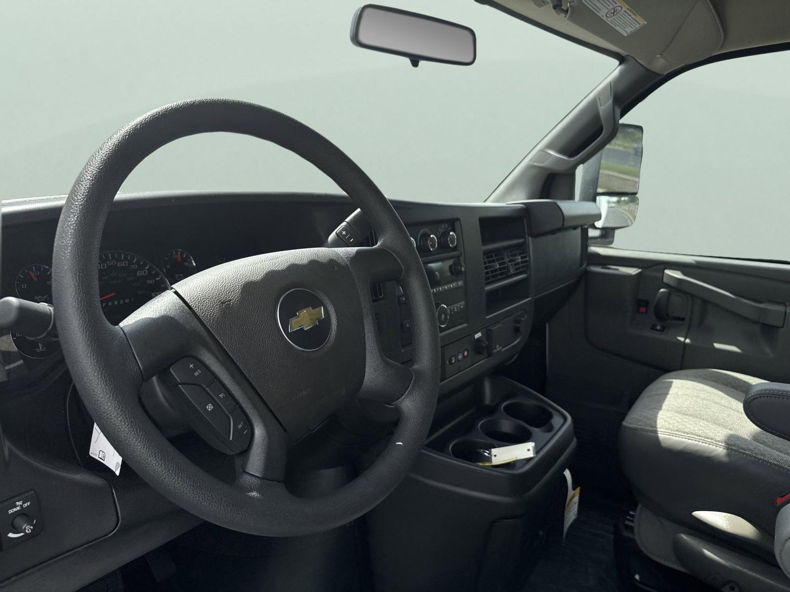 2025 Chevrolet Express Cutaway 3500 Vehicle Photo in GEORGETOWN, TX 78626-7508