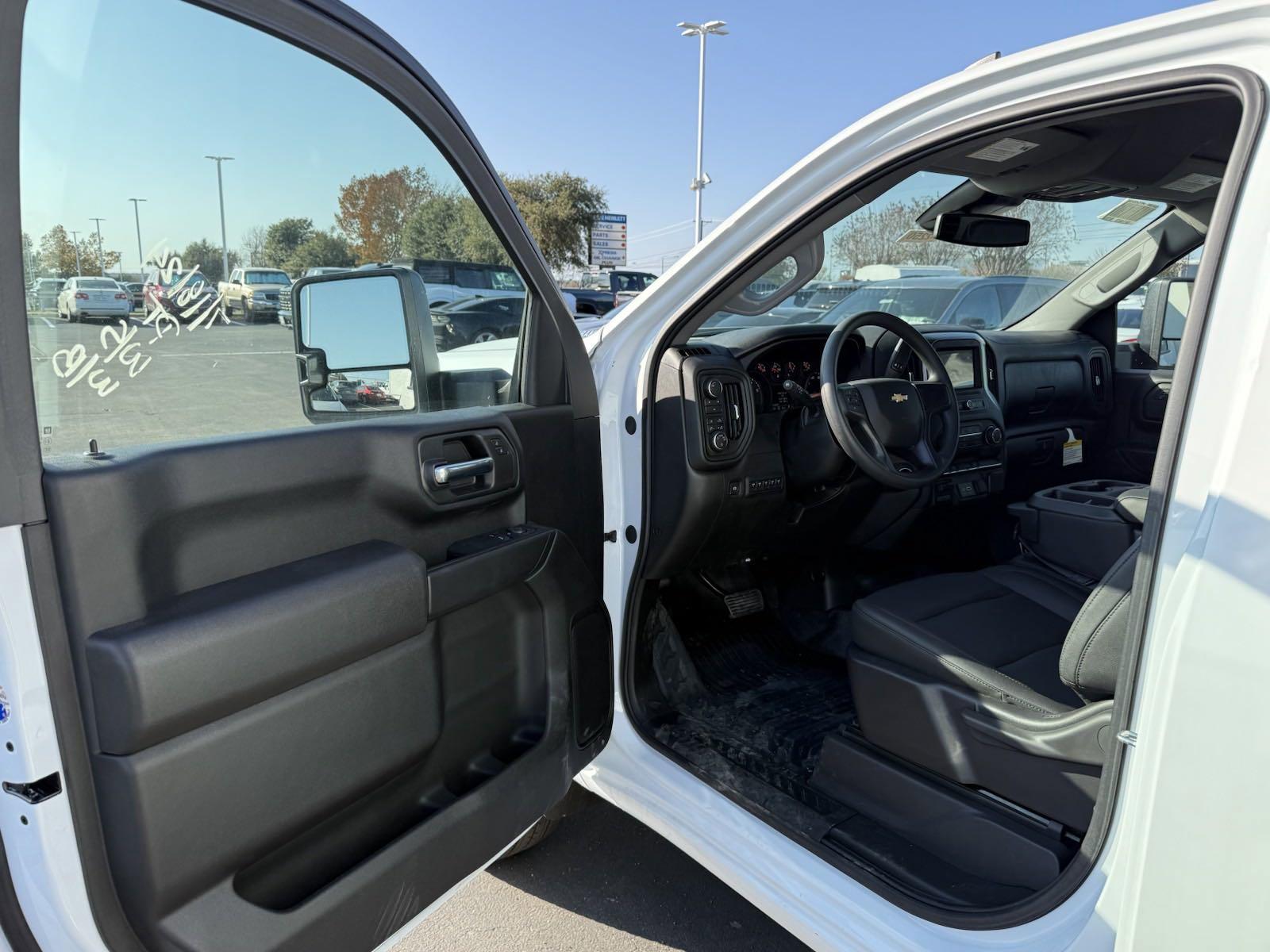 2024 Chevrolet Silverado 3500 HD Chassis Cab Vehicle Photo in GEORGETOWN, TX 78626-7508