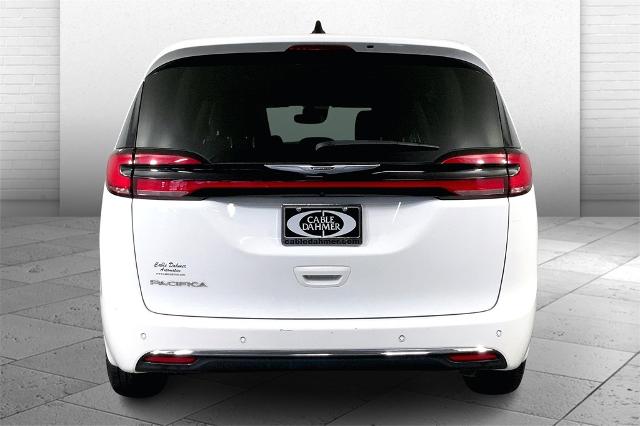 2023 Chrysler Pacifica Vehicle Photo in Lees Summit, MO 64086