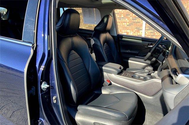 2022 Toyota Highlander Vehicle Photo in TOPEKA, KS 66609-0000