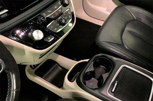 2021 Chrysler Pacifica Vehicle Photo in KANSAS CITY, MO 64114-4502