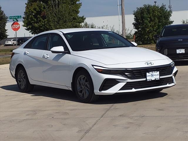 2024 Hyundai ELANTRA Vehicle Photo in Peoria, IL 61615