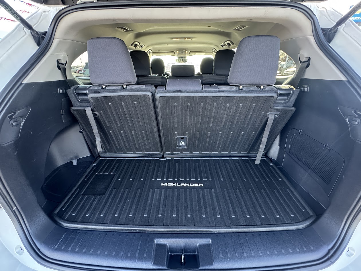 2023 Toyota Highlander Vehicle Photo in BOONVILLE, IN 47601-9633