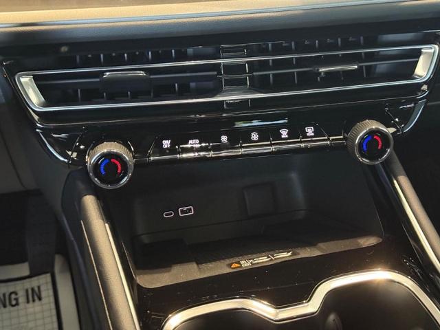 2025 Chevrolet Traverse Vehicle Photo in COLUMBIA, MO 65203-3903