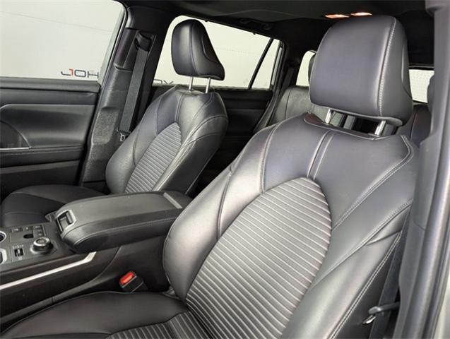 2023 Toyota Highlander Vehicle Photo in ENGLEWOOD, CO 80113-6708