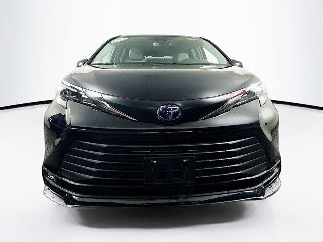 2025 Toyota Sienna Vehicle Photo in Flemington, NJ 08822