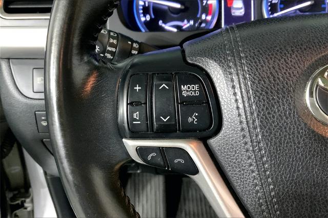 2017 Toyota Highlander Vehicle Photo in Lees Summit, MO 64086