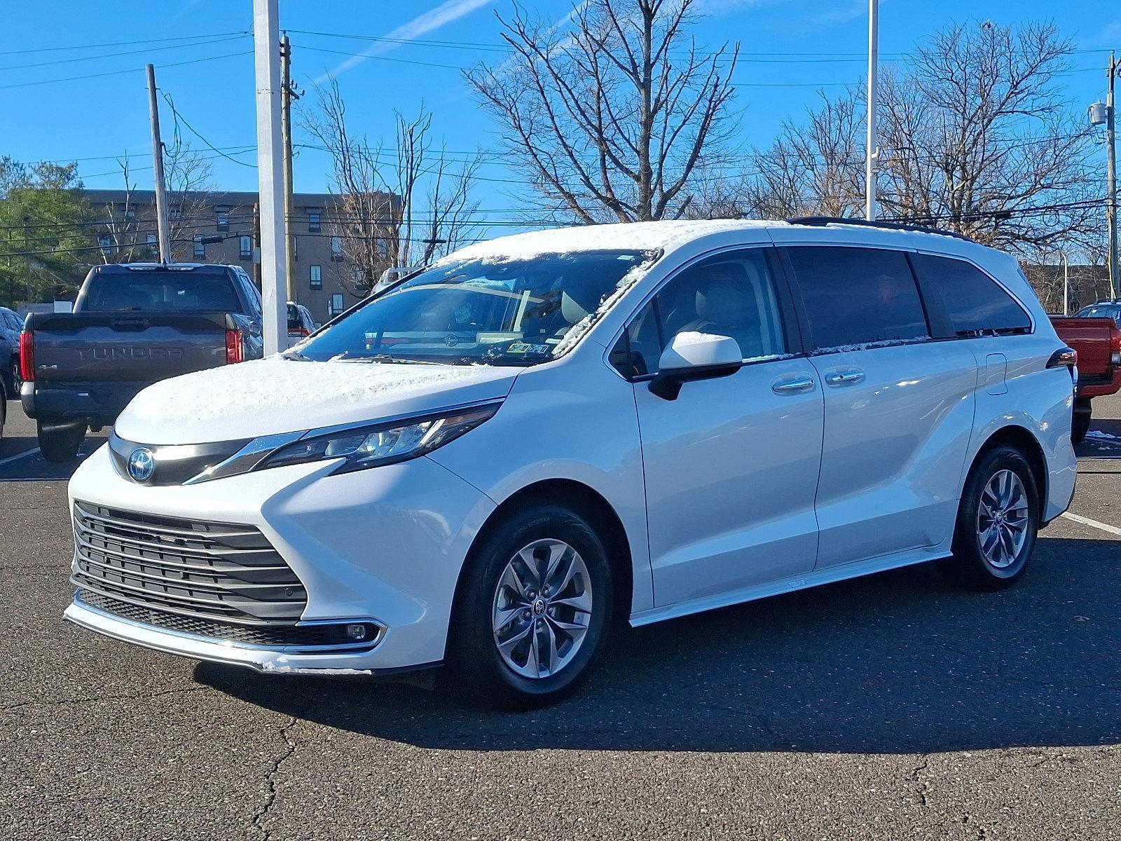 2023 Toyota Sienna Vehicle Photo in Trevose, PA 19053