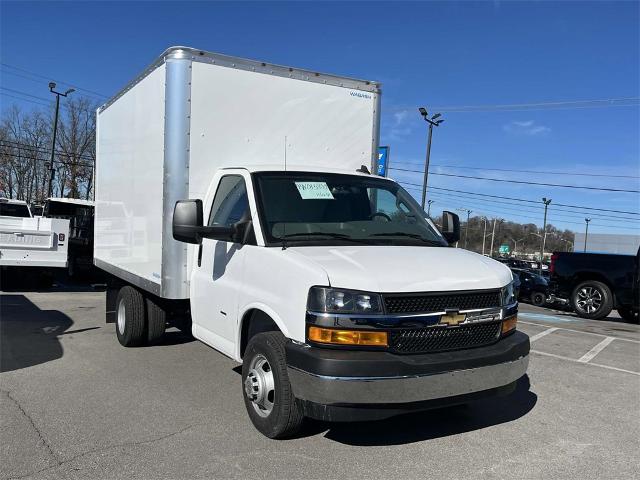 2024 Chevrolet Express Cutaway 3500 Vehicle Photo in ALCOA, TN 37701-3235