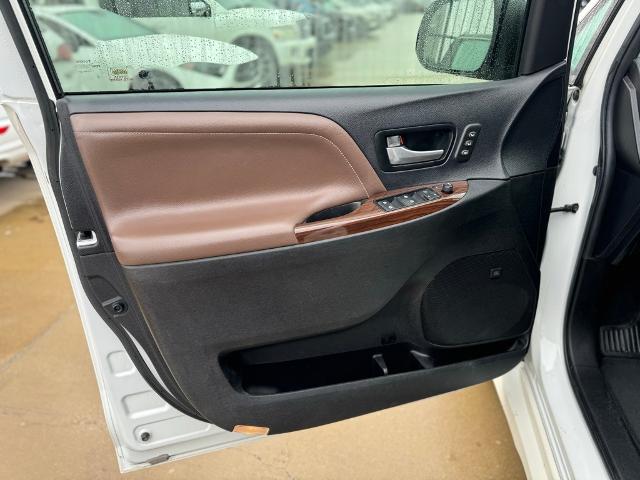 2018 Toyota Sienna Vehicle Photo in Grapevine, TX 76051