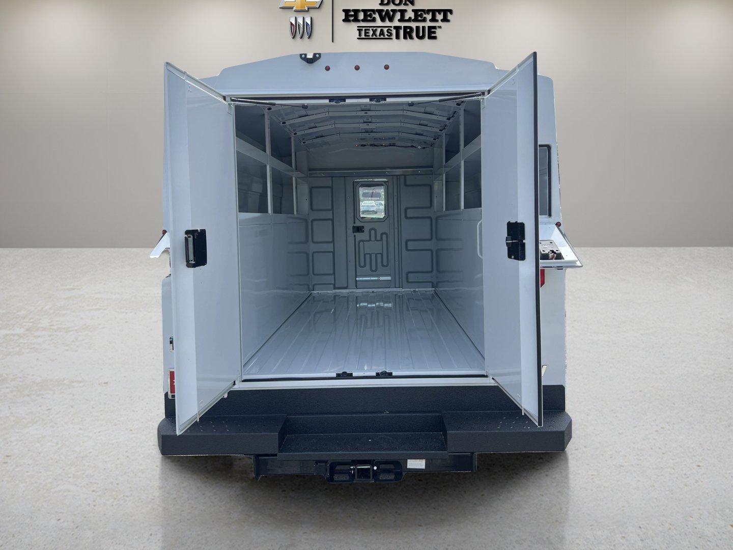 2025 Chevrolet Express Cutaway 3500 Vehicle Photo in GEORGETOWN, TX 78626-7508