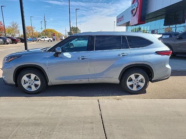 2021 Toyota Highlander LE photo 4