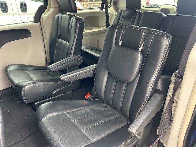 2015 Chrysler Town & Country Vehicle Photo in MEDINA, OH 44256-9631