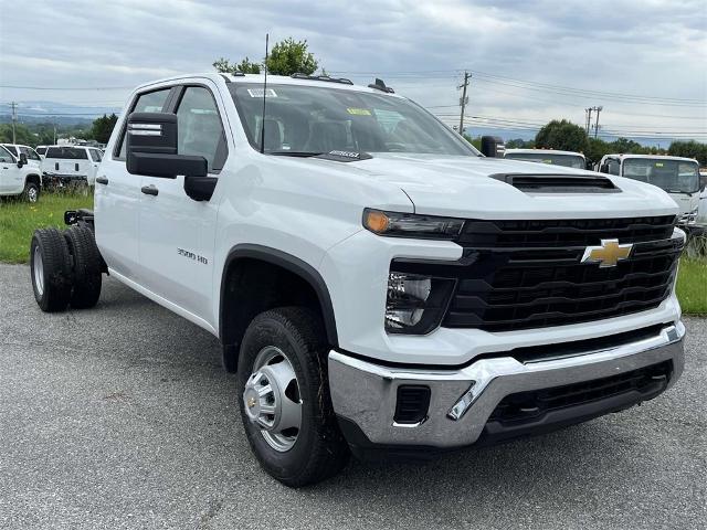 2024 Chevrolet Silverado 3500 HD Chassis Cab Vehicle Photo in ALCOA, TN 37701-3235