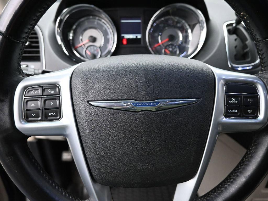 2014 Chrysler Town & Country Vehicle Photo in Cedar Rapids, IA 52402