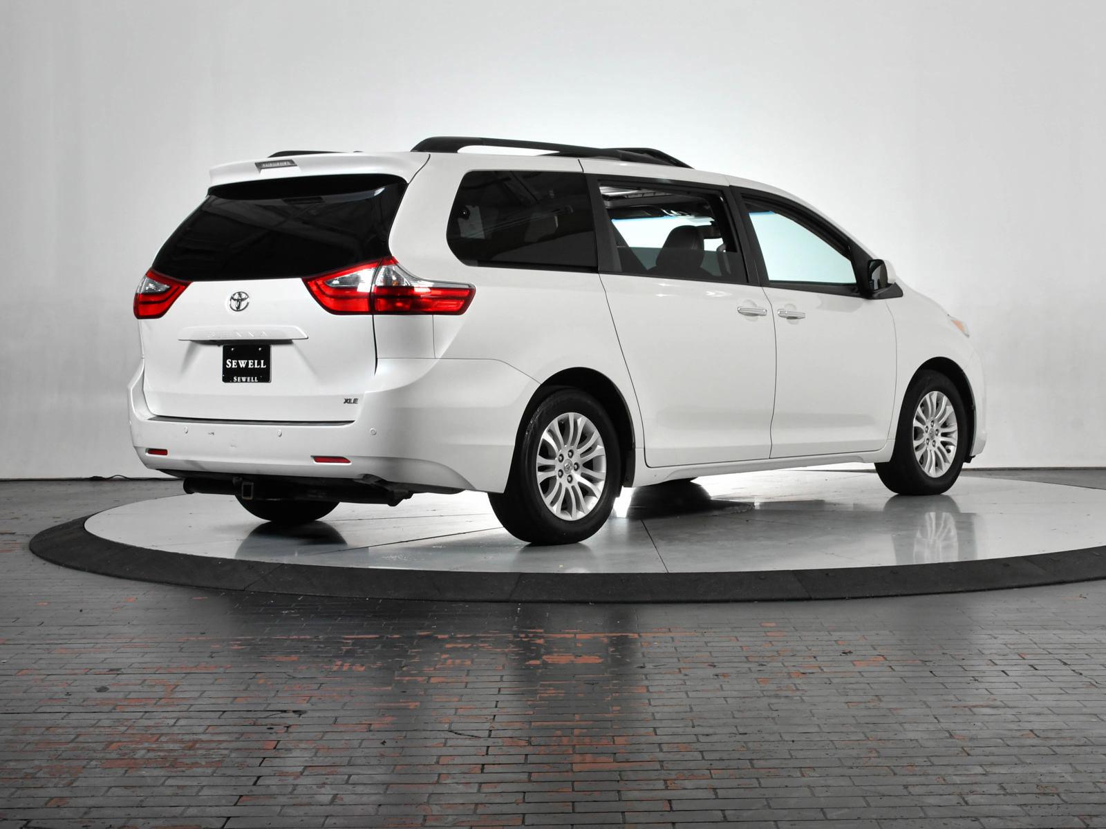 2017 Toyota Sienna Vehicle Photo in DALLAS, TX 75235