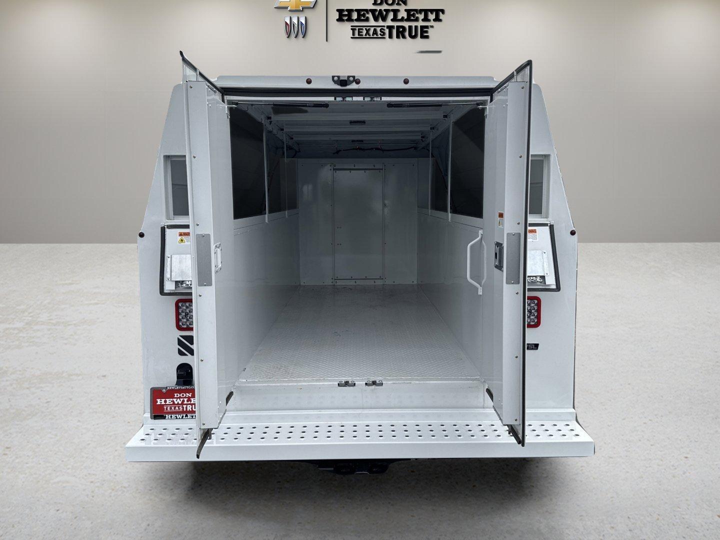2025 Chevrolet Express Cutaway 3500 Vehicle Photo in GEORGETOWN, TX 78626-7508