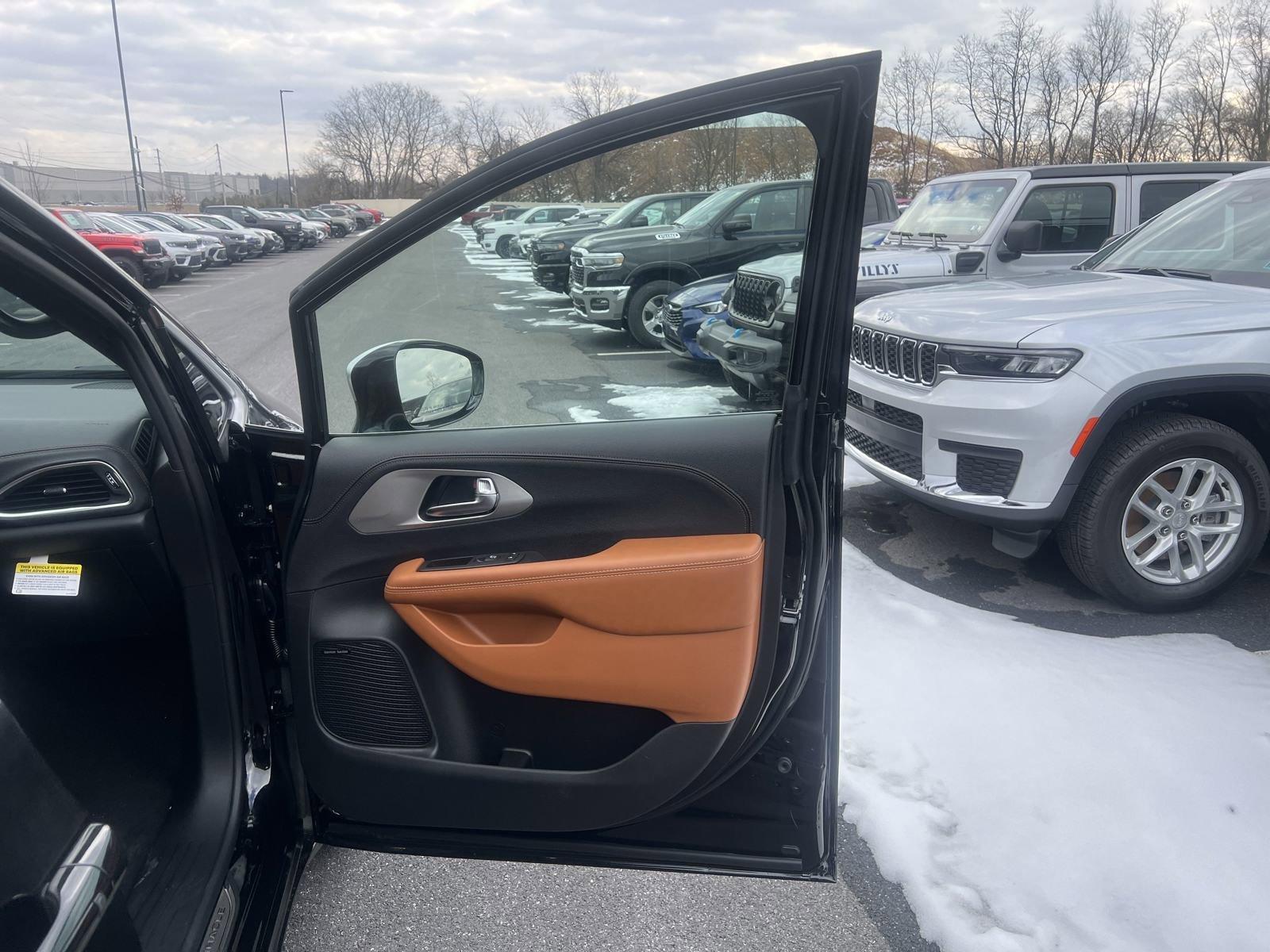 2025 Chrysler Pacifica Vehicle Photo in Mechanicsburg, PA 17050-1707